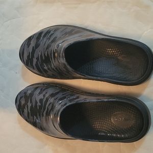 Oofos black camo clog